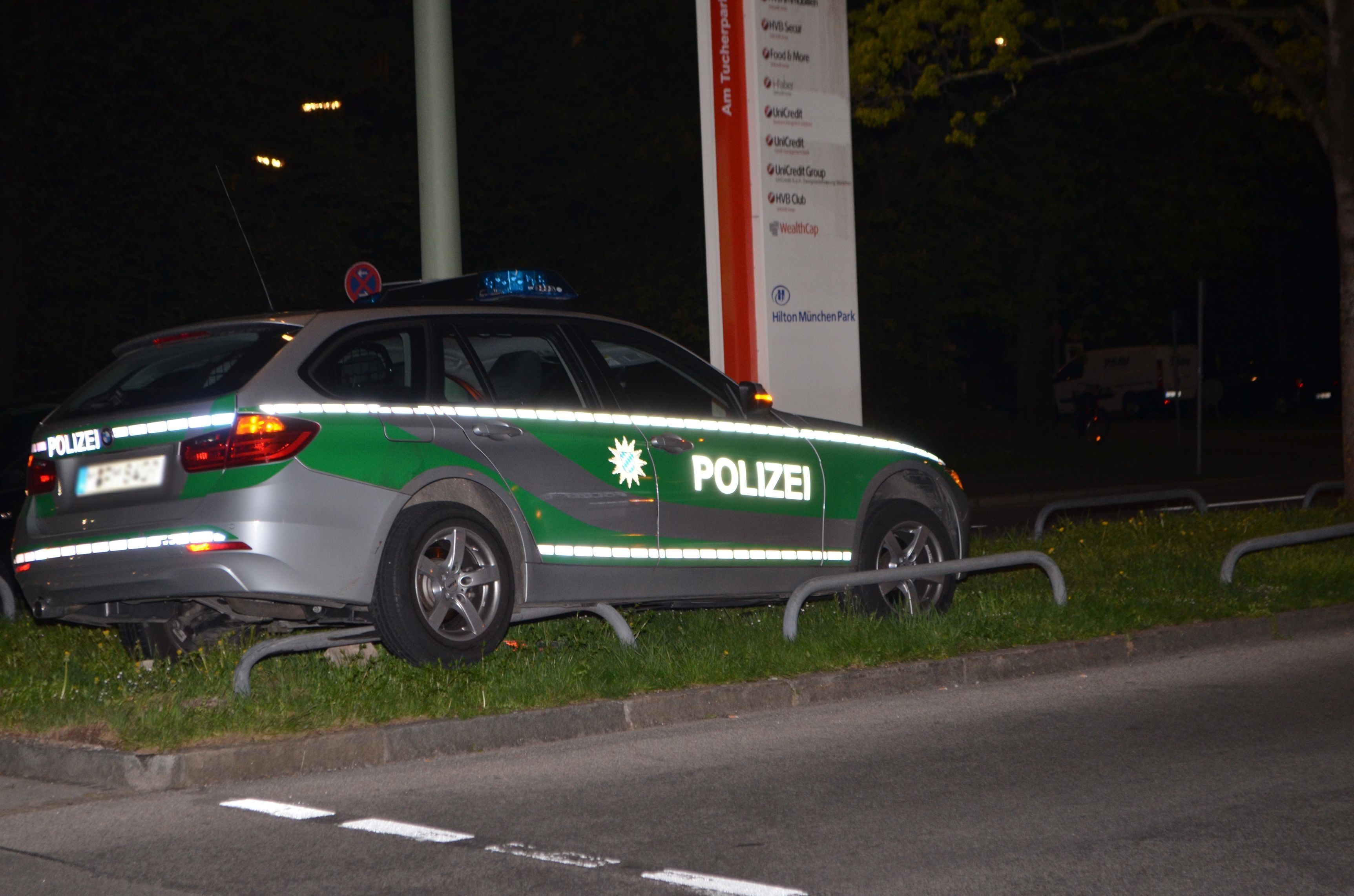 Verunfalltes Polizeifahrzeug bei Verfolgungsjagd mit 16-Jährigen in München, Polizeipräsidium München