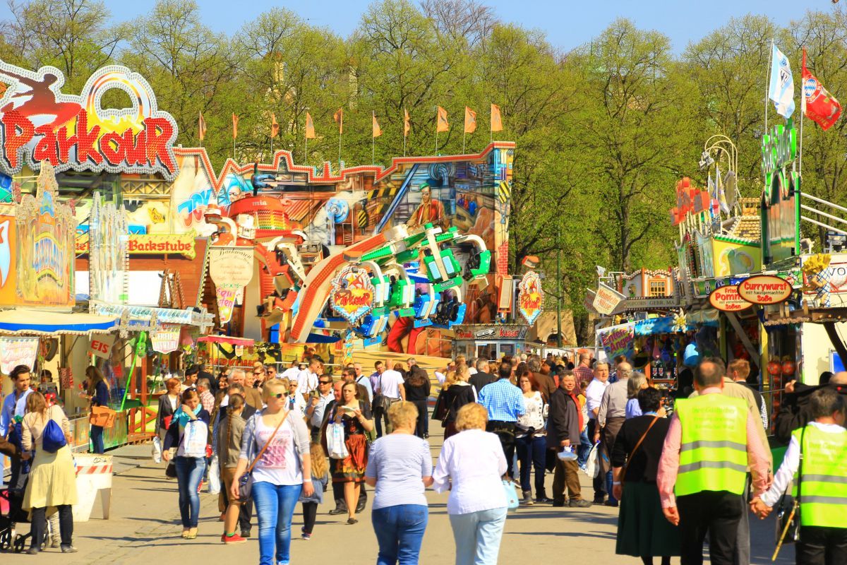 Menschenmenge auf dem Frühlingsfest