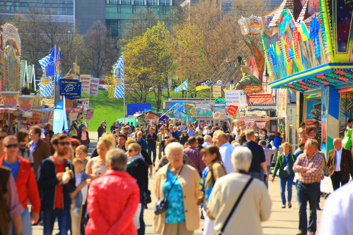 Menschenmenge auf dem Frühlingsfest, Auch auf der Mini-Wiesn ist einiges los