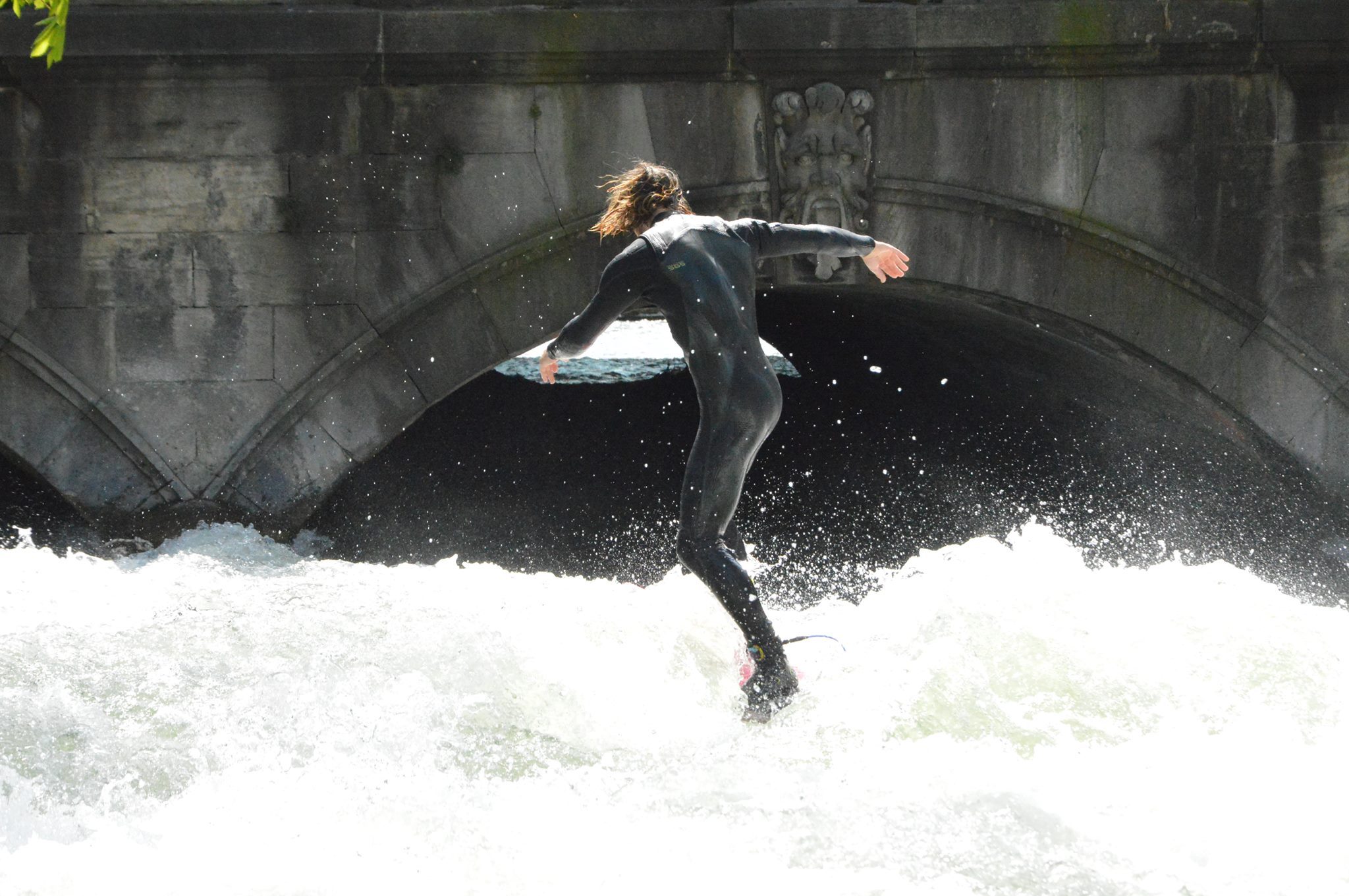 Surfer auf dem Eisbach, Auch die Surfer am Eisbach sind schon wieder unterwegs. Foto: Zura aus München
