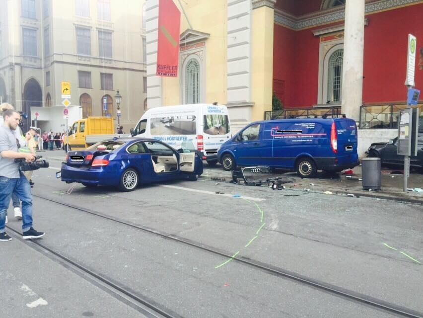 Mehrere Passanten sind an der Staatsoper in München durch ein schleuderndes Fahrzeug verletzt worden, Mehrere Passanten sind an der Staatsoper in München durch ein schleuderndes Fahrzeug verletzt worden