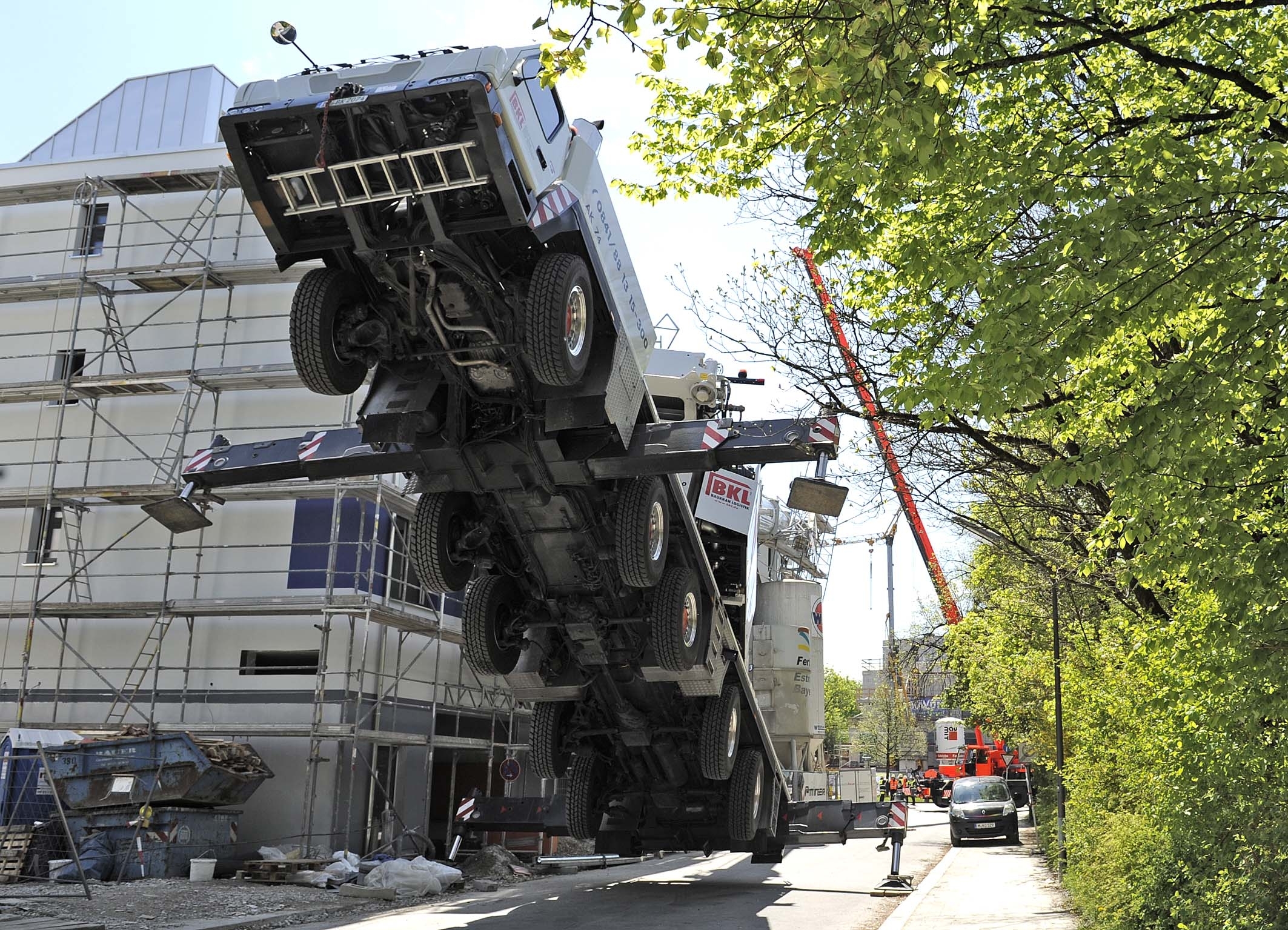Umgestürzter Kran in der Kreillerstraße, Foto: Berufsfeuerwehr München