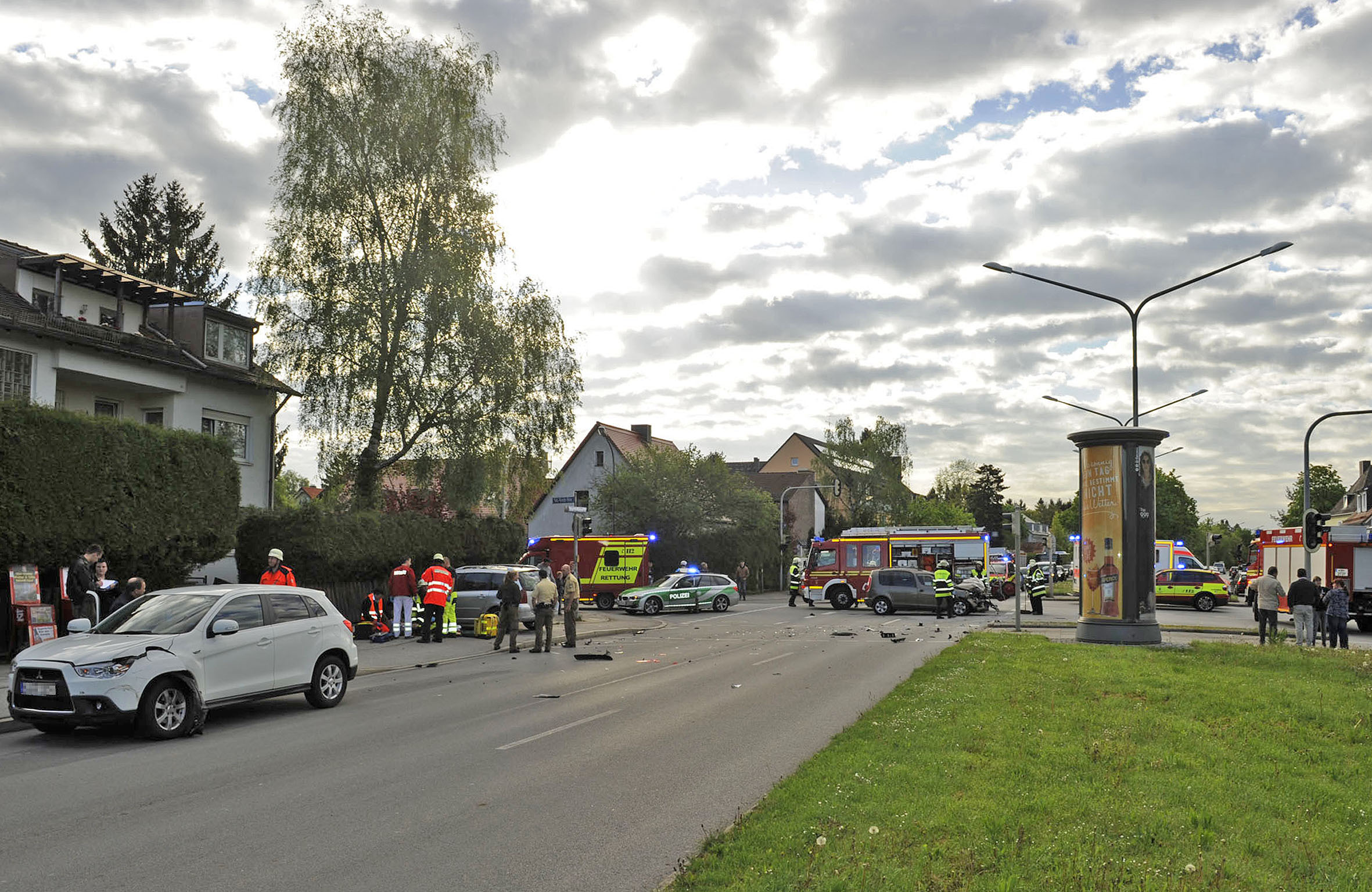 Unfall an der Kreuzung Heinrich-Wieland-Straße und St.-Veit-Straße in Ramersdorf, Hier rauschten drei Fahrzeuge ineinander  Foto: Berufsfeuerwehr  München