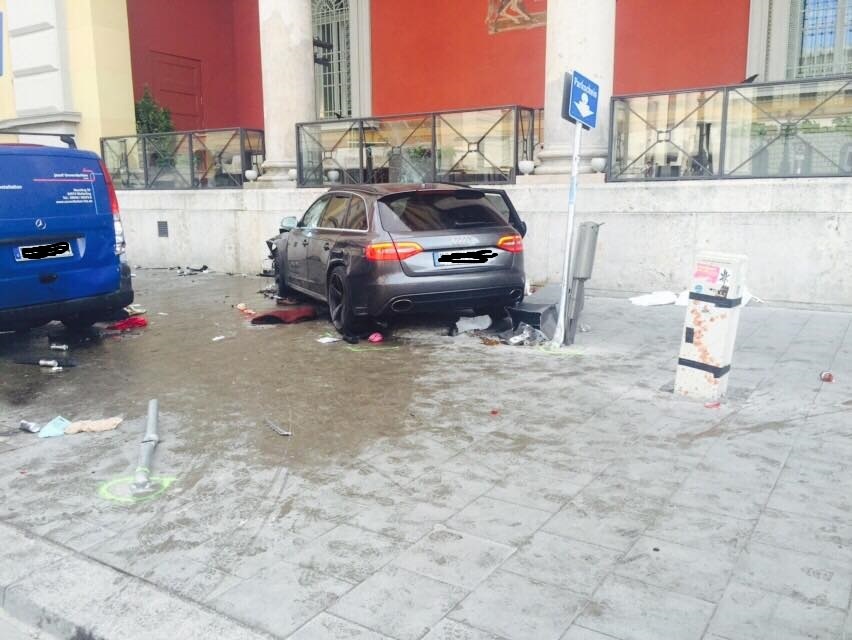 Dieser Audi ist nach einem Unfall in einer Personengruppe vor der Münchner Staatsoper geschleudert