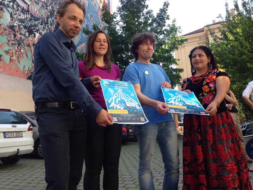 gipfel der alternativen plakat vorstellung in muenchen