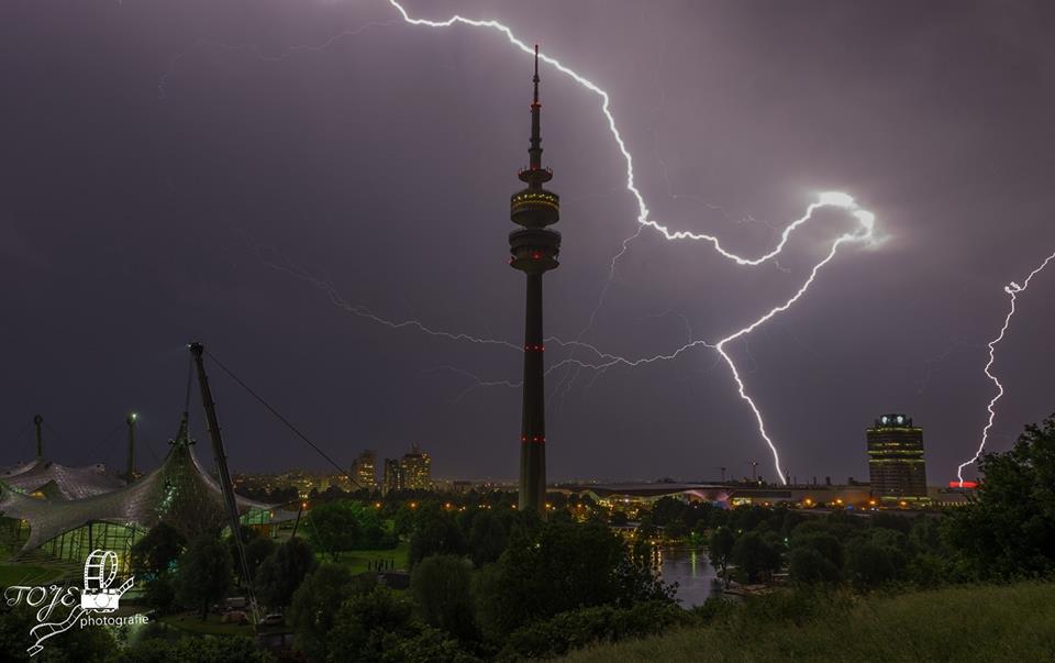 Blitze über München, Gewitter über München - Olympiapark -  Foto TOJE Photografie