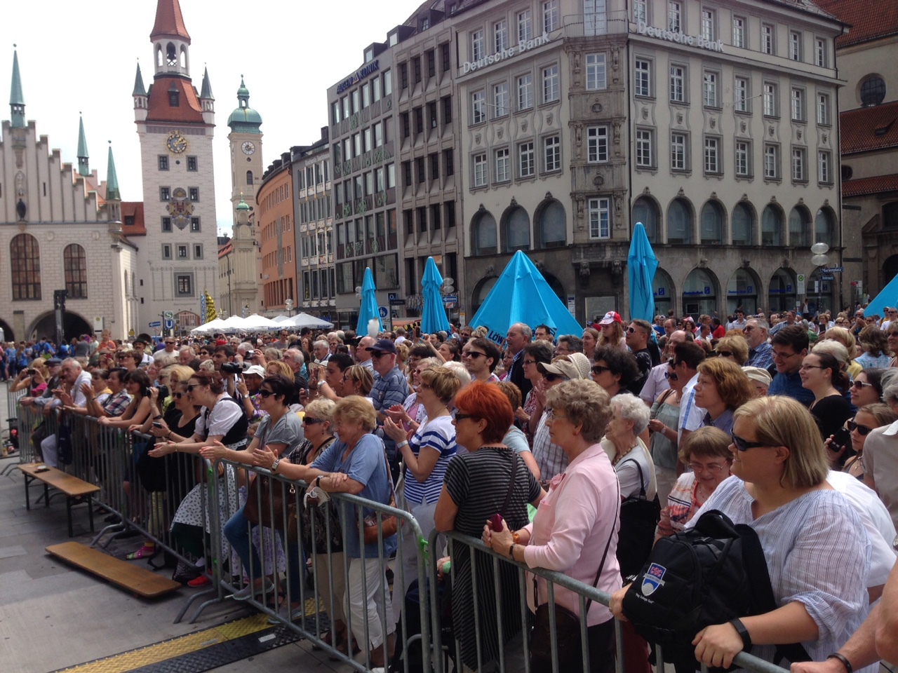Tausende Münchner feiern auf dem Marienplatz Geburtstag