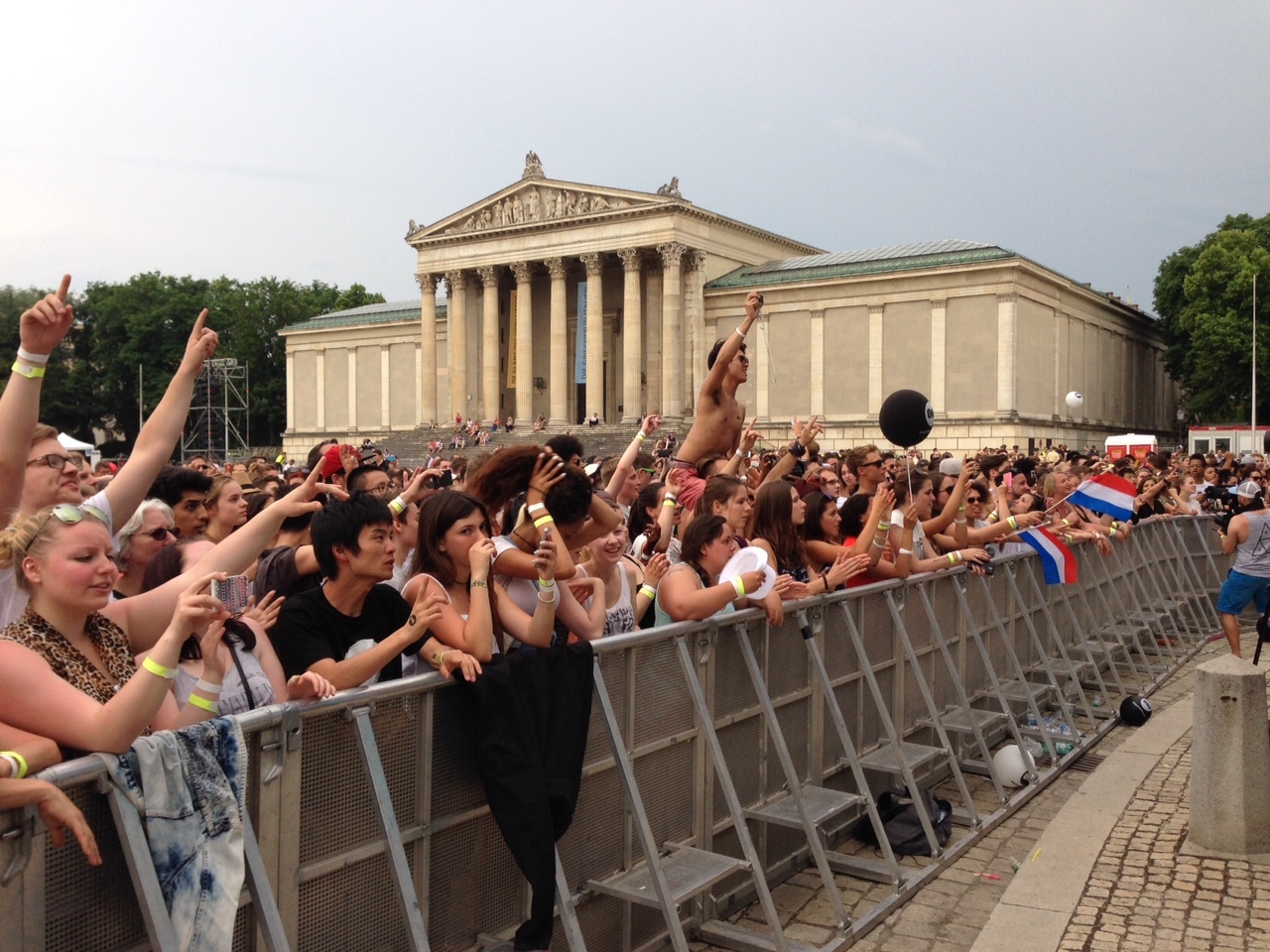 Koenigsplatz Konzert Zuschauer, Die Fans am Königsplatz dürfen sich an diesem Wochenende auf Sunrise Avenue freuen Foto: Redaktion