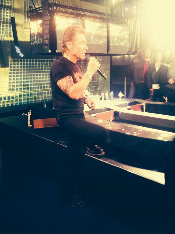 Peter Maffay singt mit Mikrofon vor seinen Fans, Peter Maffay tritt in Forchheim auf Foto: Redakrion