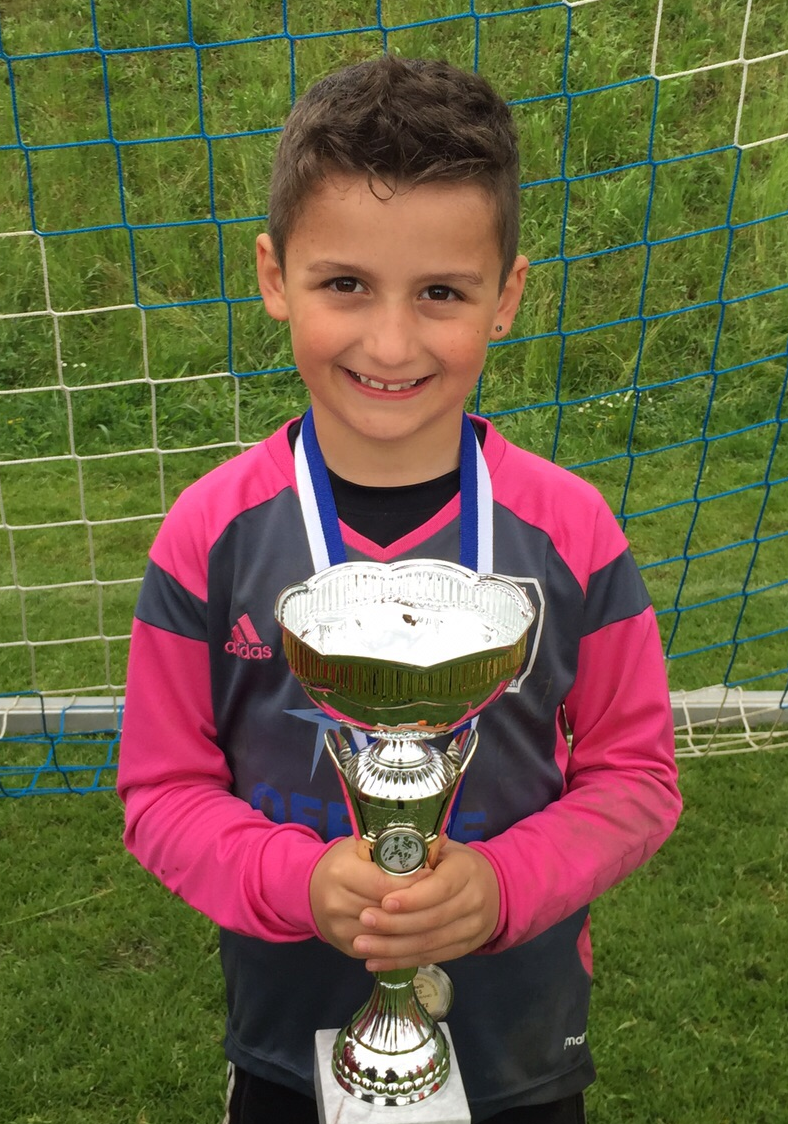 Der 8 Jahre alte Eman kann als bester Nachwuchsspieler gekührt werden., Der stolze Eman aus München mit seinem Pokal
