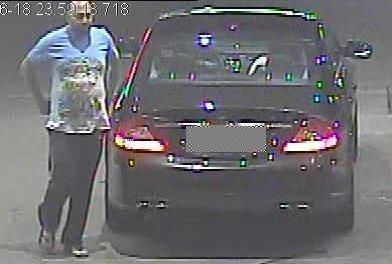 Verdächtiger von Kennzeichendiebstahl von Überwachungskamera beim Tanken gefilmt, Foto: Polizeipräsidium München