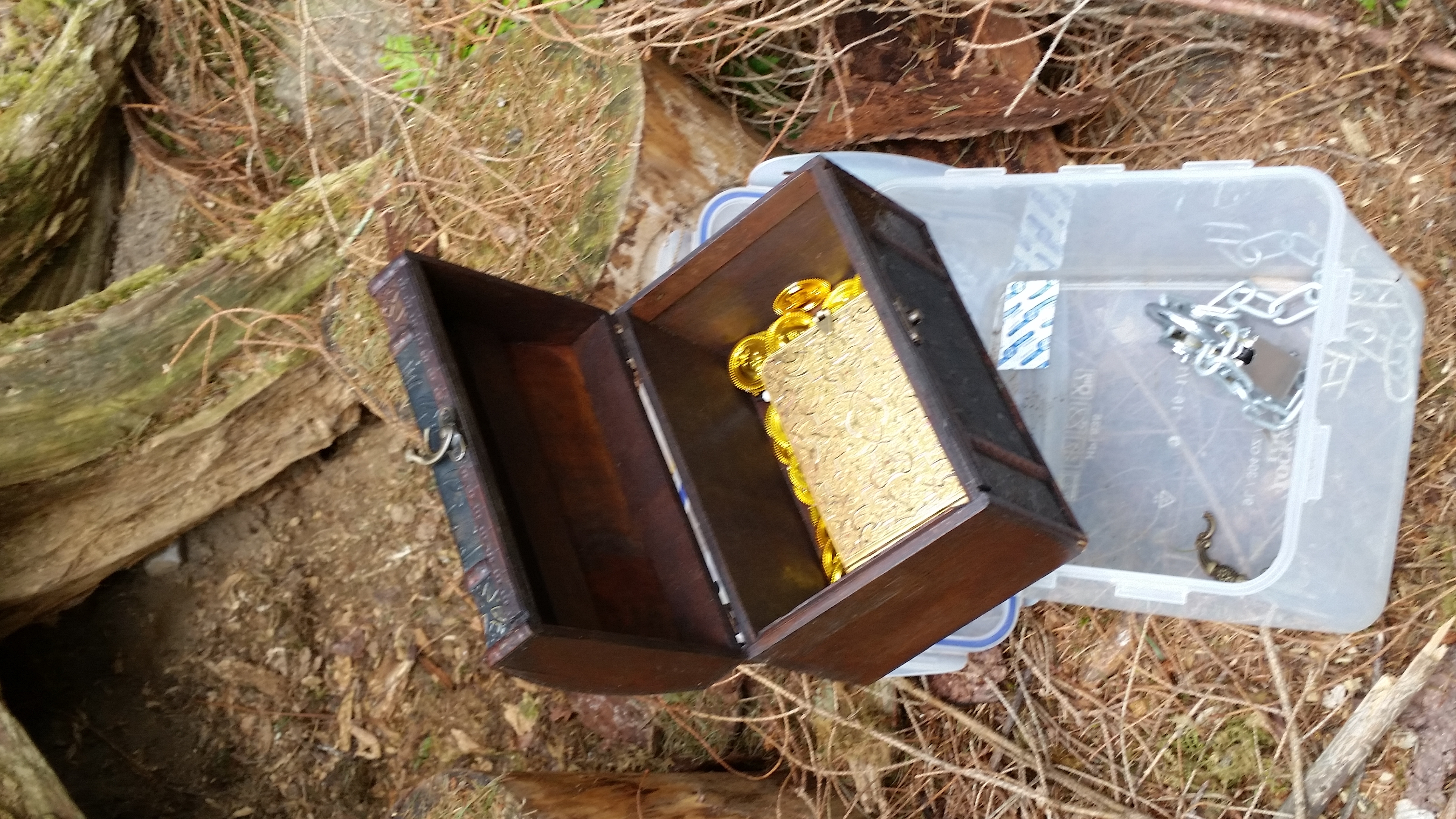 offene Geocaching-Truhe steht auf Boden, Foto: Polizeipräsidium München