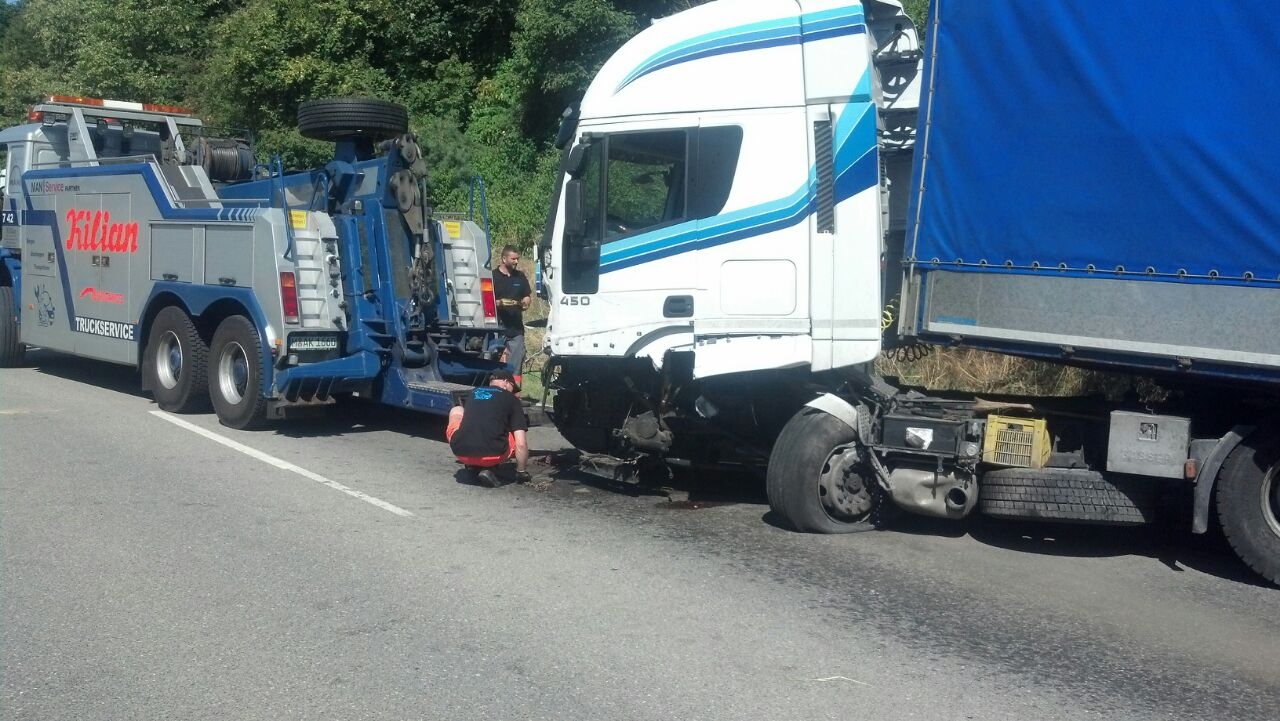 Ein LKW wird abgeschleppt, Der demolierte LKW wird anschließend abgeschleppt Foto: Red