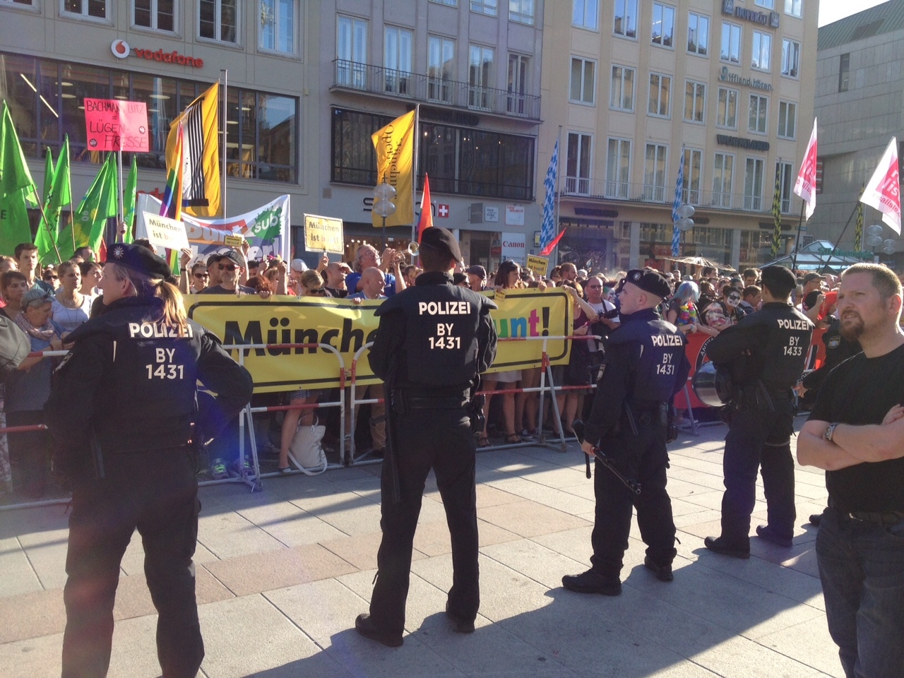 Polizisten stehen vor der Absperrung, dahinter demonstriert das Bündnis "München ist Bunt", Die Gegendemonstranten waren klar in der Mehrheit Foto: Red