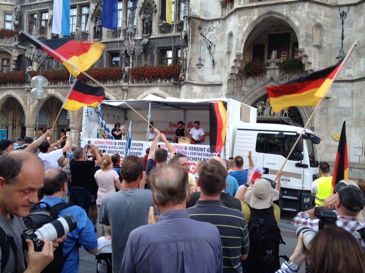Pegida-Anhänger jubeln der Bühne zu, Rund 150 selbsternannte "Patrioten" wollten Bachmann hören Foto: Red