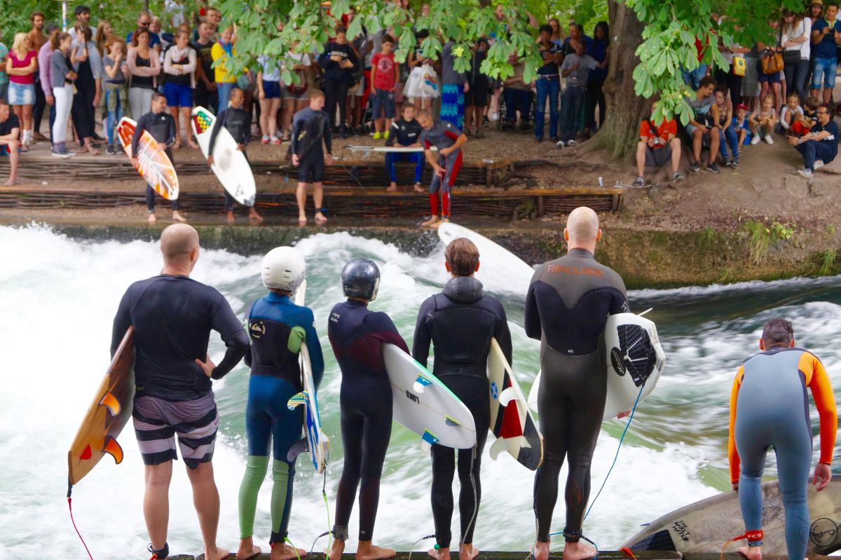 Eisbach Surfer Surfwelle, Surfer am Münchner Eisbach - Foto:  Dirk Schiff/Portraitiert.de