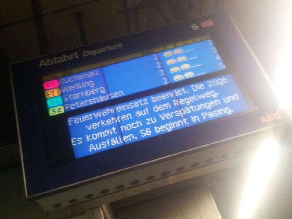 Antzeigetafeln der S-Bahn München weißen auf Verspätungen hin, Zu Verzögerungen kann es weiterhin kommen
