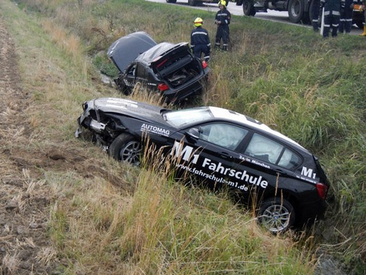 Die gestohlenen BMW im Graben - Fahrer sind verschwunden, Foto: Freiwillige Feuerwehr Loosdorf