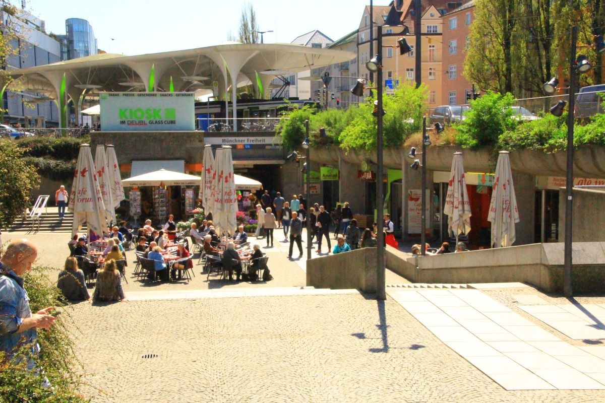 Münchner Freiheit im Sommer