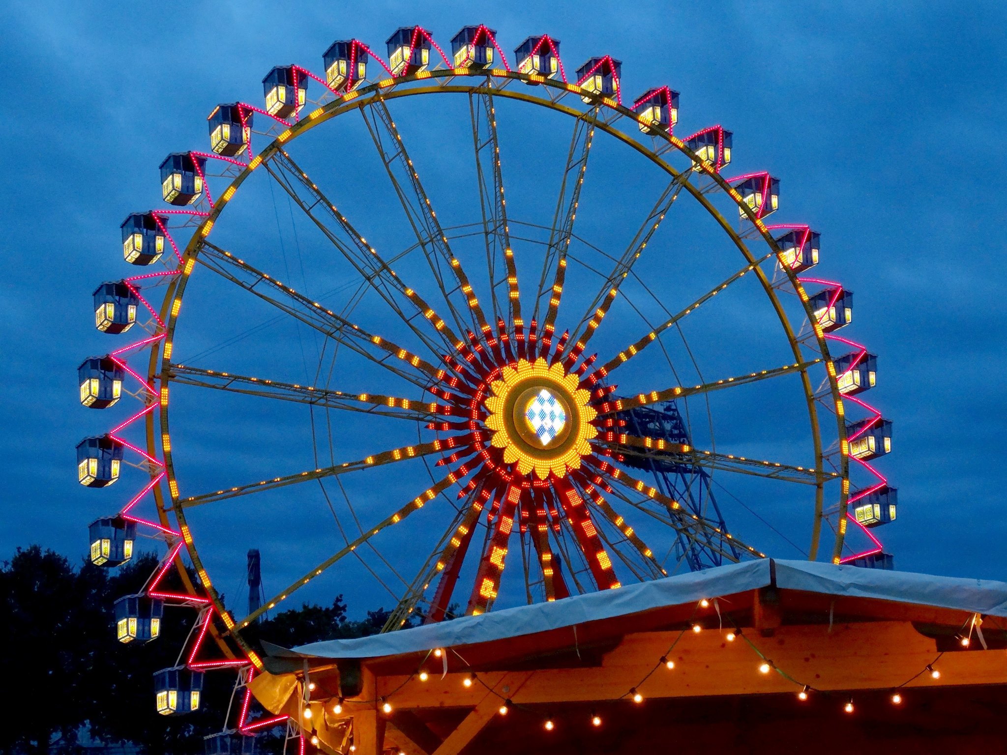 beleuchtetes Riesnrad bei Nacht , Das beleuchtete Riesenrad - Foto: Agnes aus München