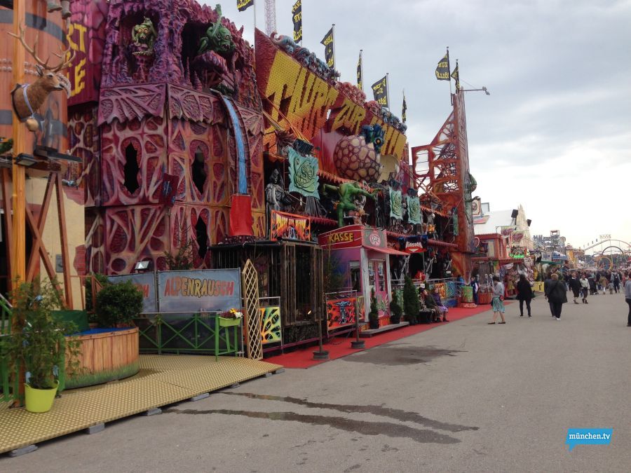 Geisterbahn und Wiesn Buden auf dem Oktoberfest 
