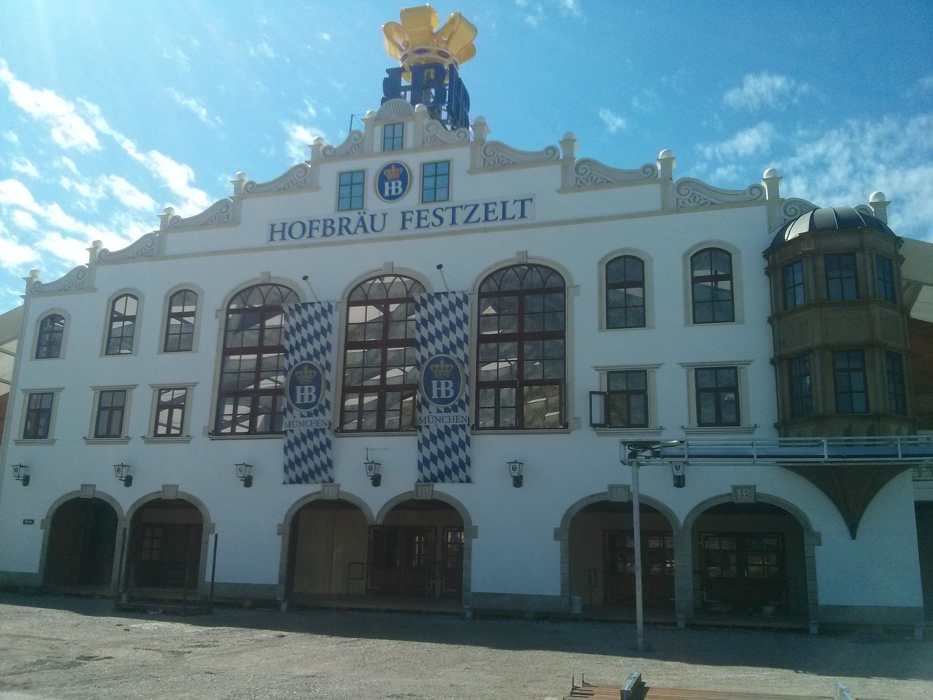 Hofbräu Festzelt fast fertig aufgebaut, Hofbräu Festzelt fast fertig aufgebaut