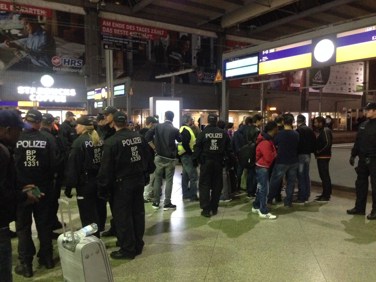 Polizei und Menschenmenge am HBF, Ausnahmezustand am Münchner Hauptbahnhof