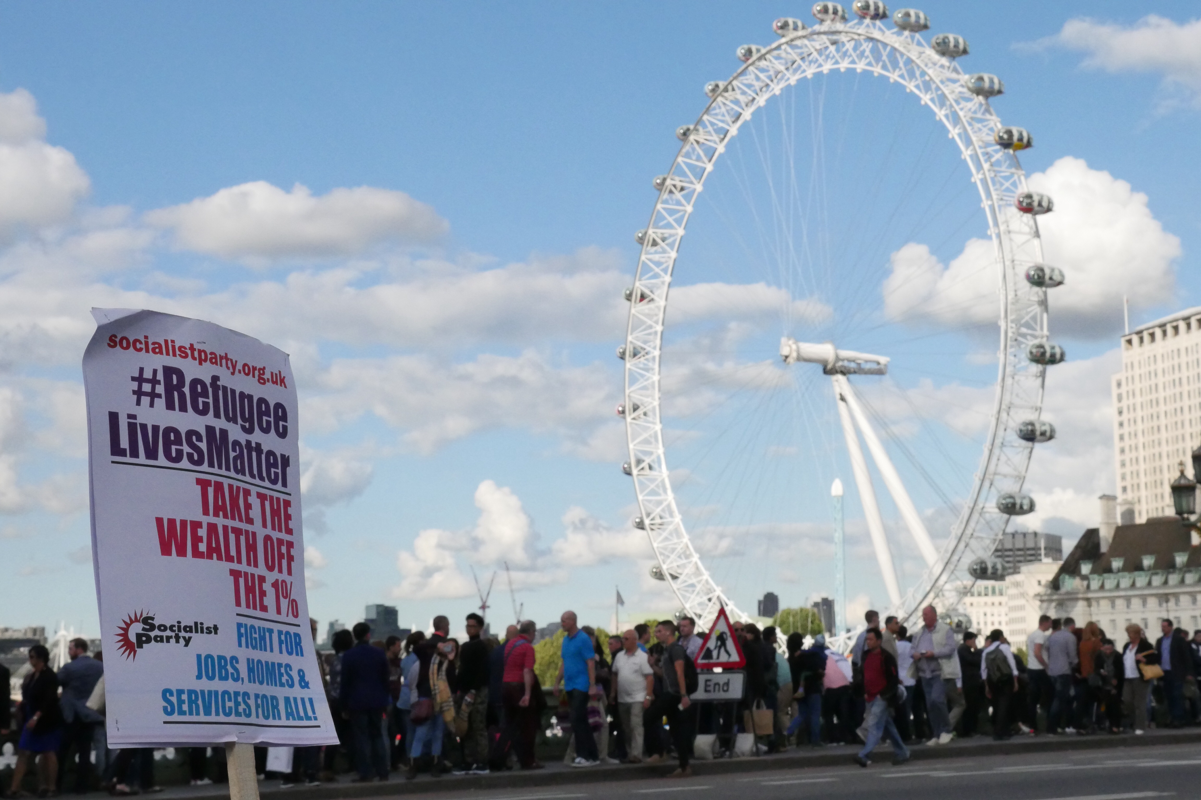 Nicht ganz das Wiesn-Riesenrad: Demonstration für Flüchtlinge am Fuße des London Eye