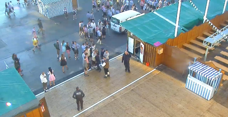 Erste Gruppen warten vor den Bierzelten - Oktoberfest 2015, Aufnahme der Wiese-Webcam um 7 Uhr