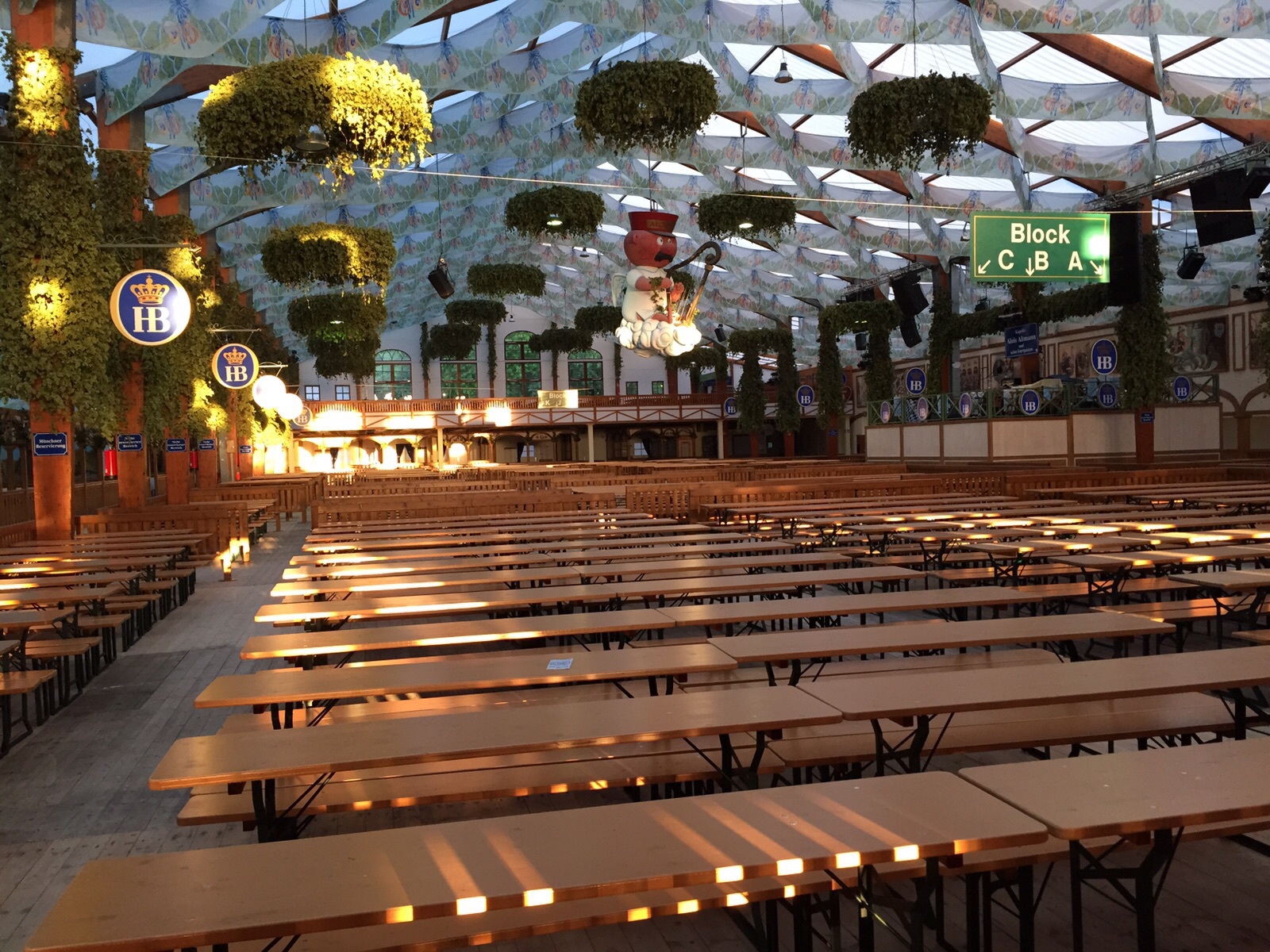 Das leere Hofbräu vor Wiesnbeginn zum Oktoberfest 2015, Hier ist das Hofbräu-Festzelt auf der Wiese noch leer - Doch draußen warten schon die ersten Oktoberfest Besucher.