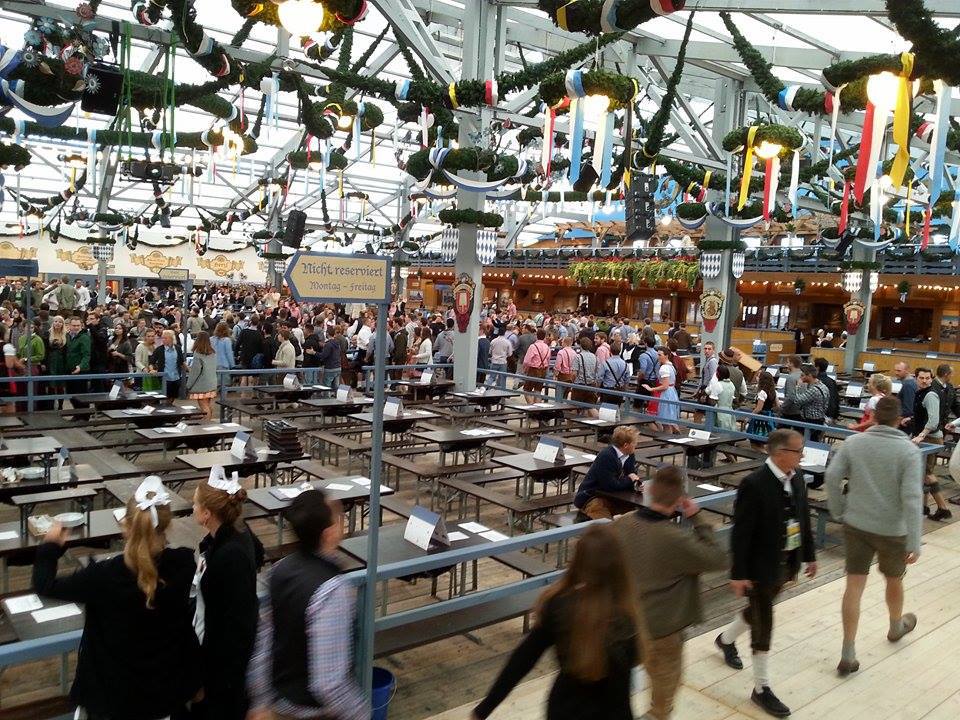 erster andrang im schottenhamel besucher im zelt oktoberfest wiesn 2015