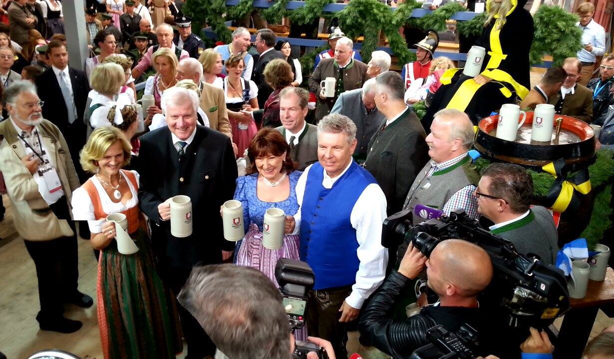 ozapft is oktoberfest wiesn 2015 reiter seehofer schottenhamel