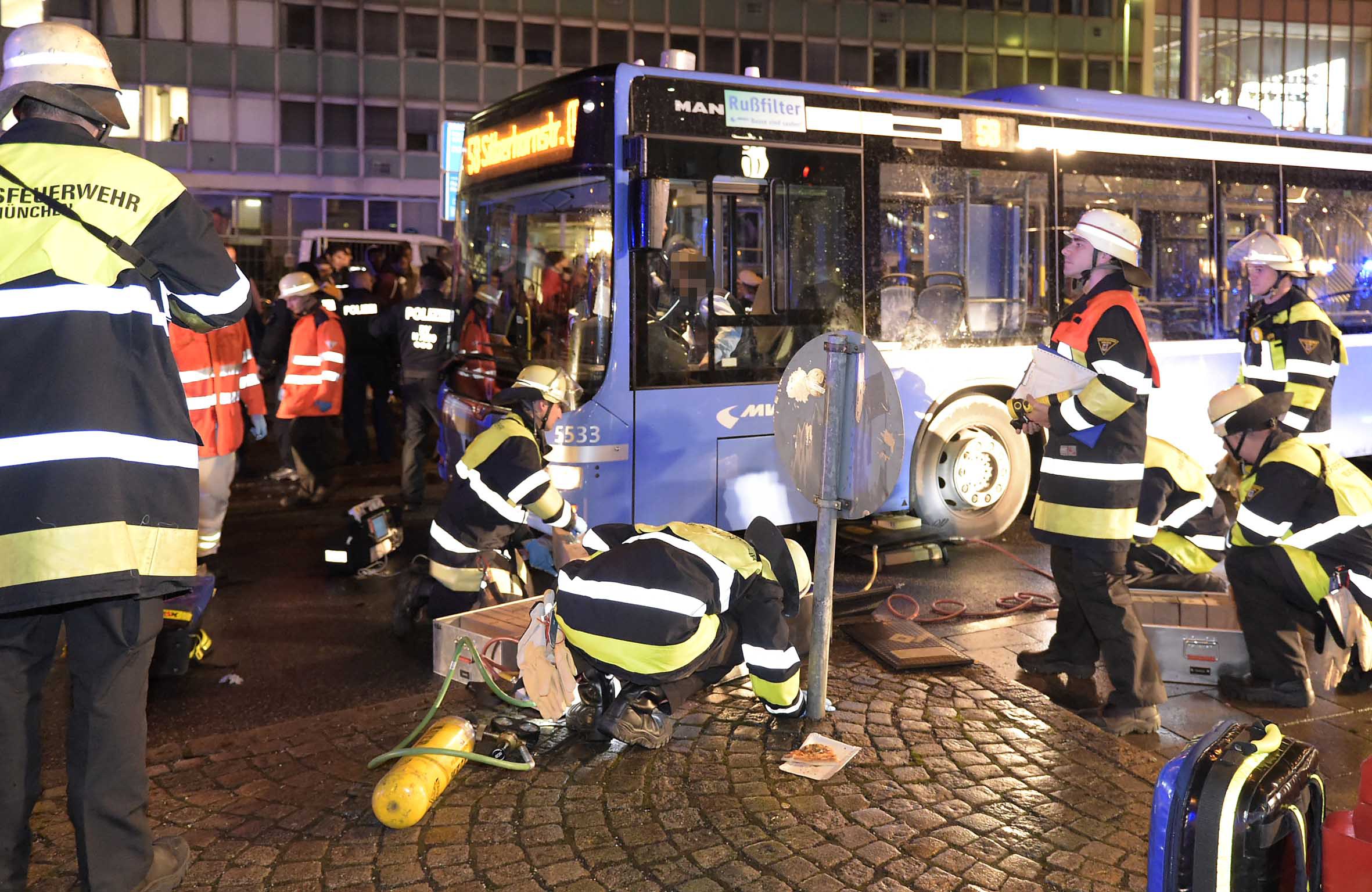 Unfall auf dem Wiesn-Heimweg Oktoberfest 2015, Foto der Berufsfeuerwehr München