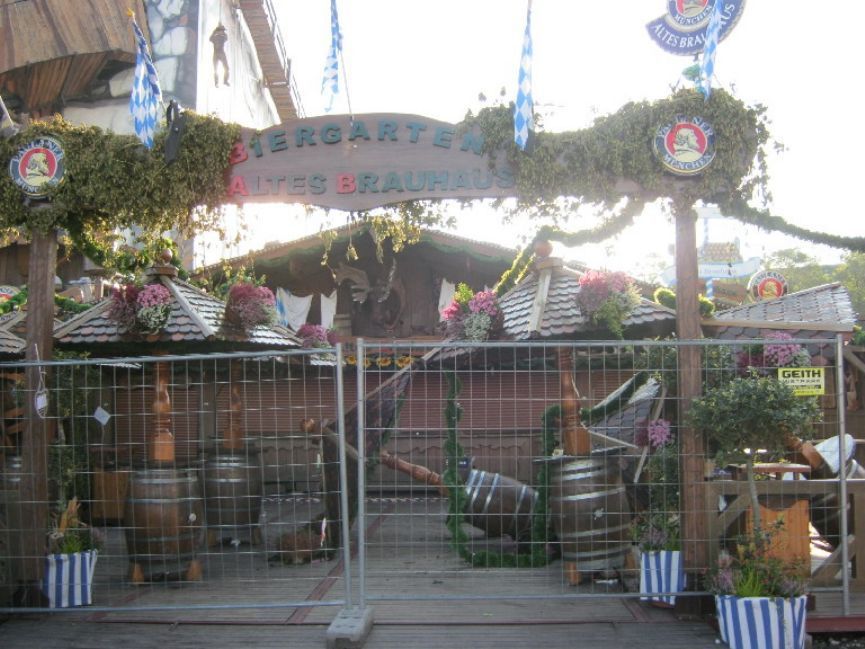 randale weissbiergarten oktoberfest wiesn 2015, So haben bisher unbekannte Täter den Weißbiergarten auf der Wiesn verwüstet. Foto: Polizei München