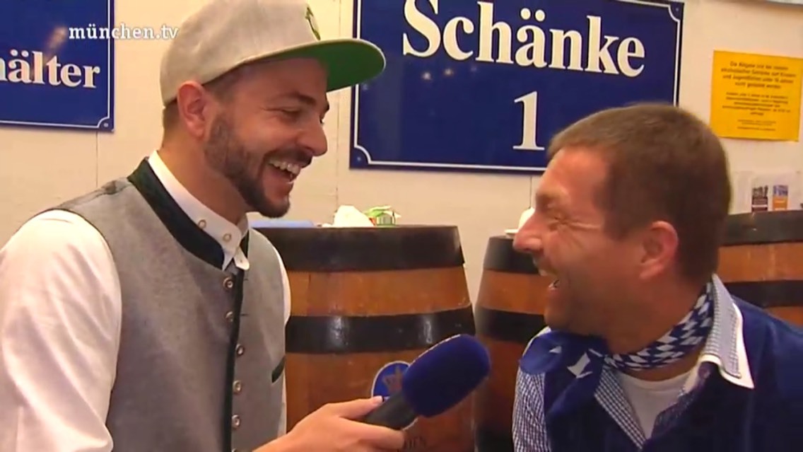 „Unser münchen.tv Moderator Marco mit Monaco Duck Cap auf der Wiesn“