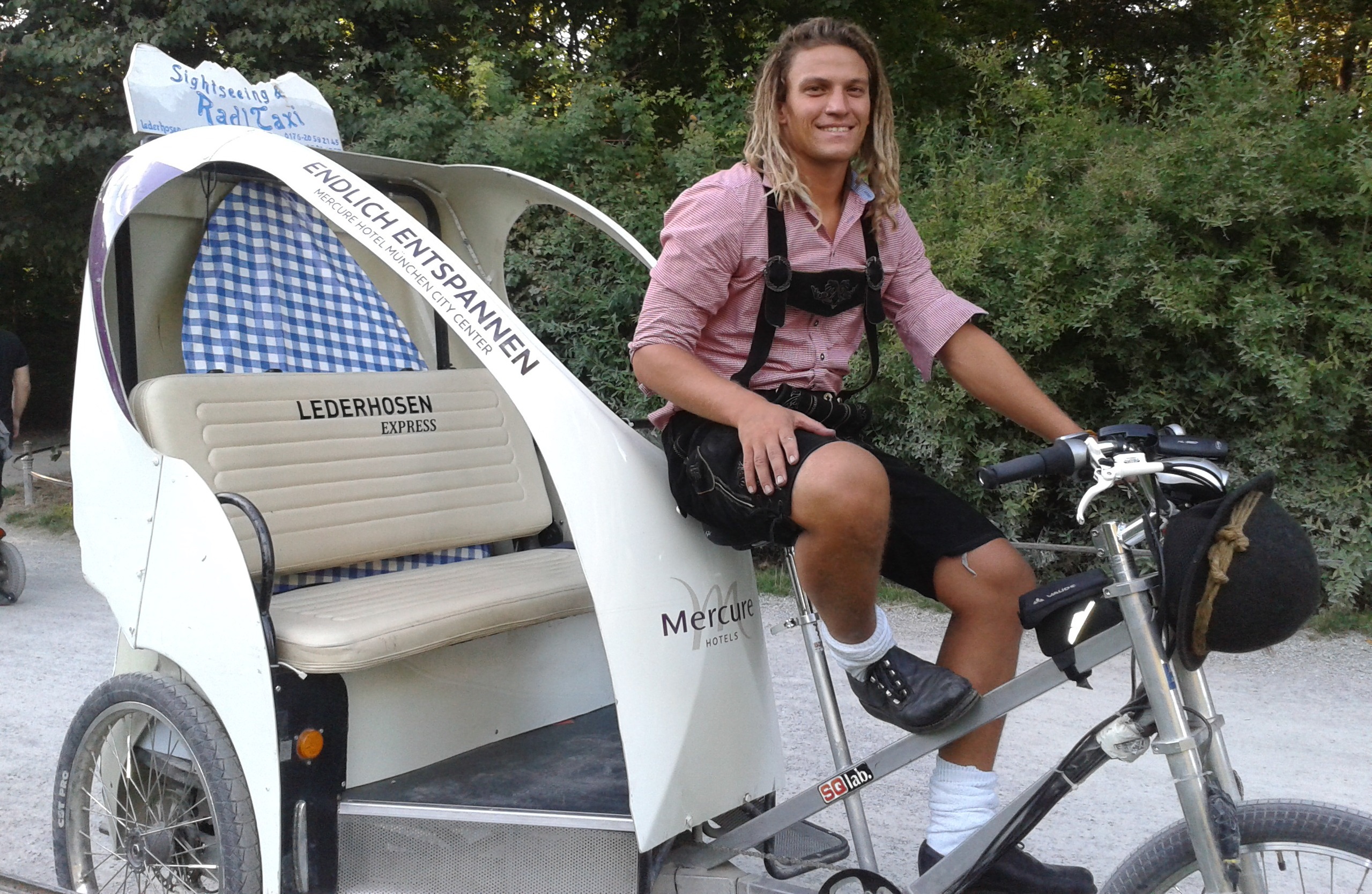 Leo auf seiner Rikscha im Englischen Garten
