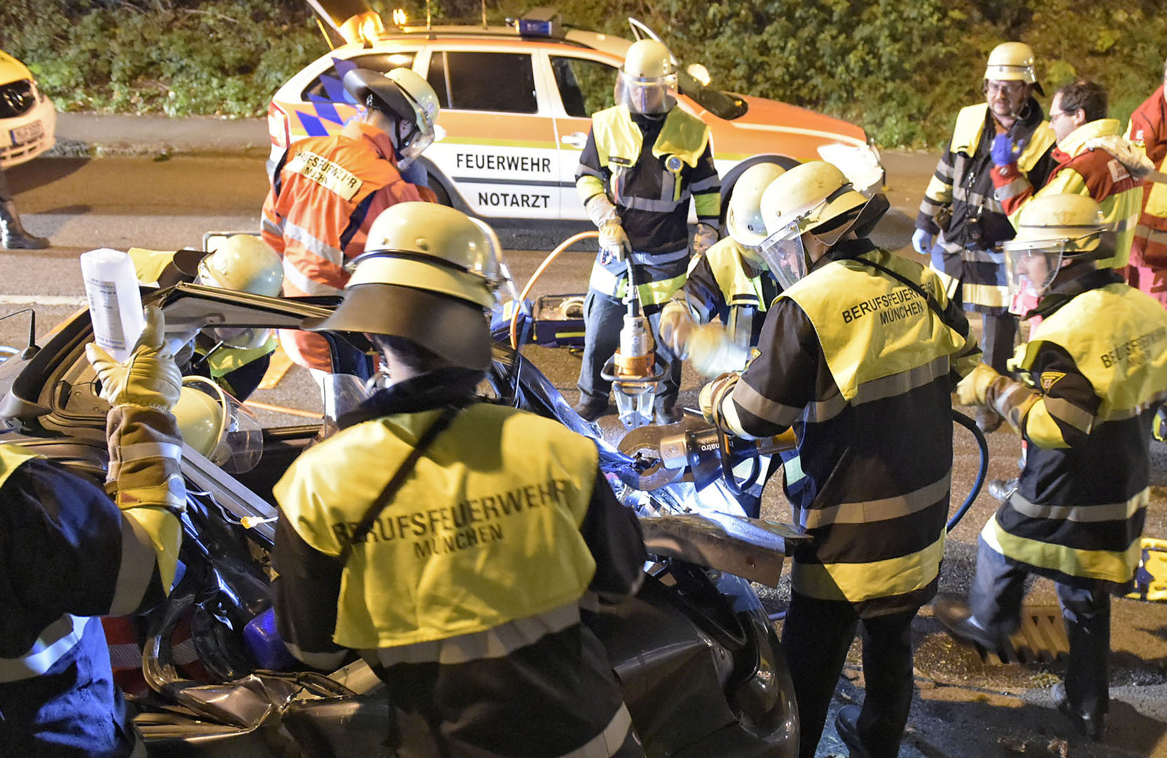 Feuerwehrmänner bergen am Unfallort, Foto: Berufsfeuerwehr München