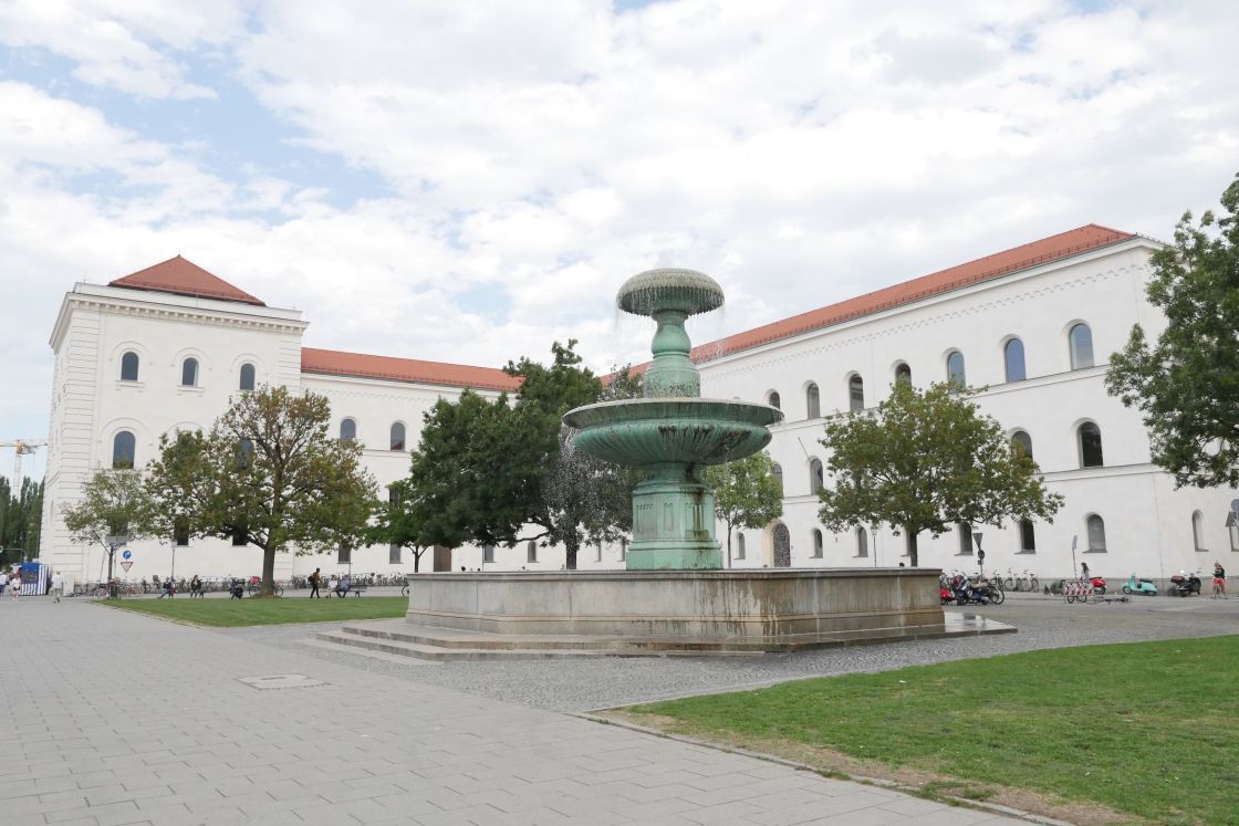 Brunnen an der Universität zur Juristischen Fakultät der LMU, Brunnen an der Universität zur Juristischen Fakultät der LMU
