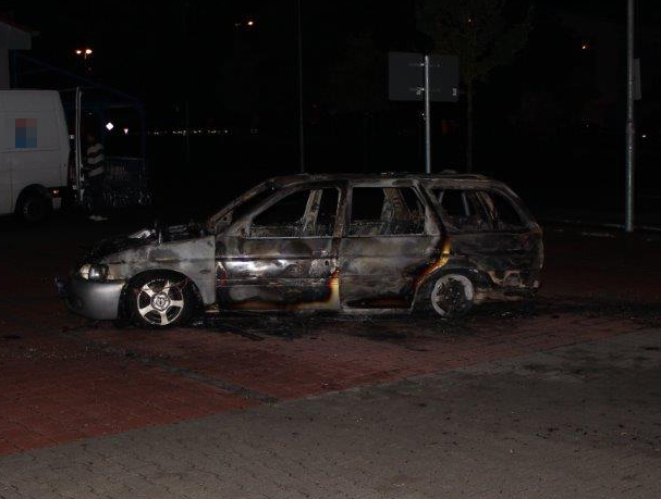 Foto des ausgebrannten Fluchtfahrzeugs - Bild: Polizei