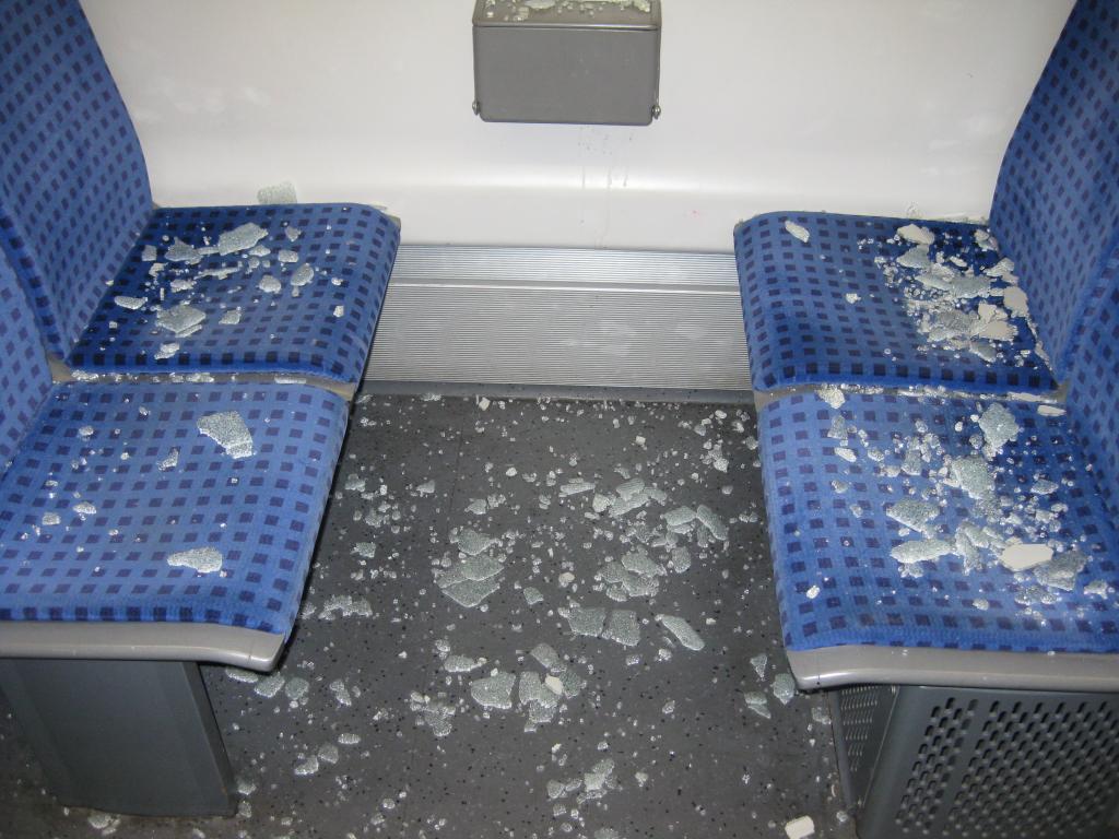 S-Bahn, Scherben, Betrunkener, Betrunkener randaliert in S-Bahn.