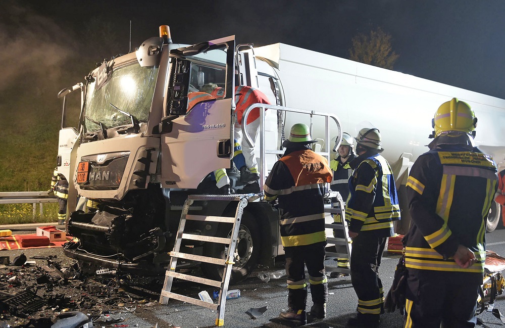 feuerwehr A9 unfall 3 autos 3 lkw, Foto der Berufsfeuerwehr München