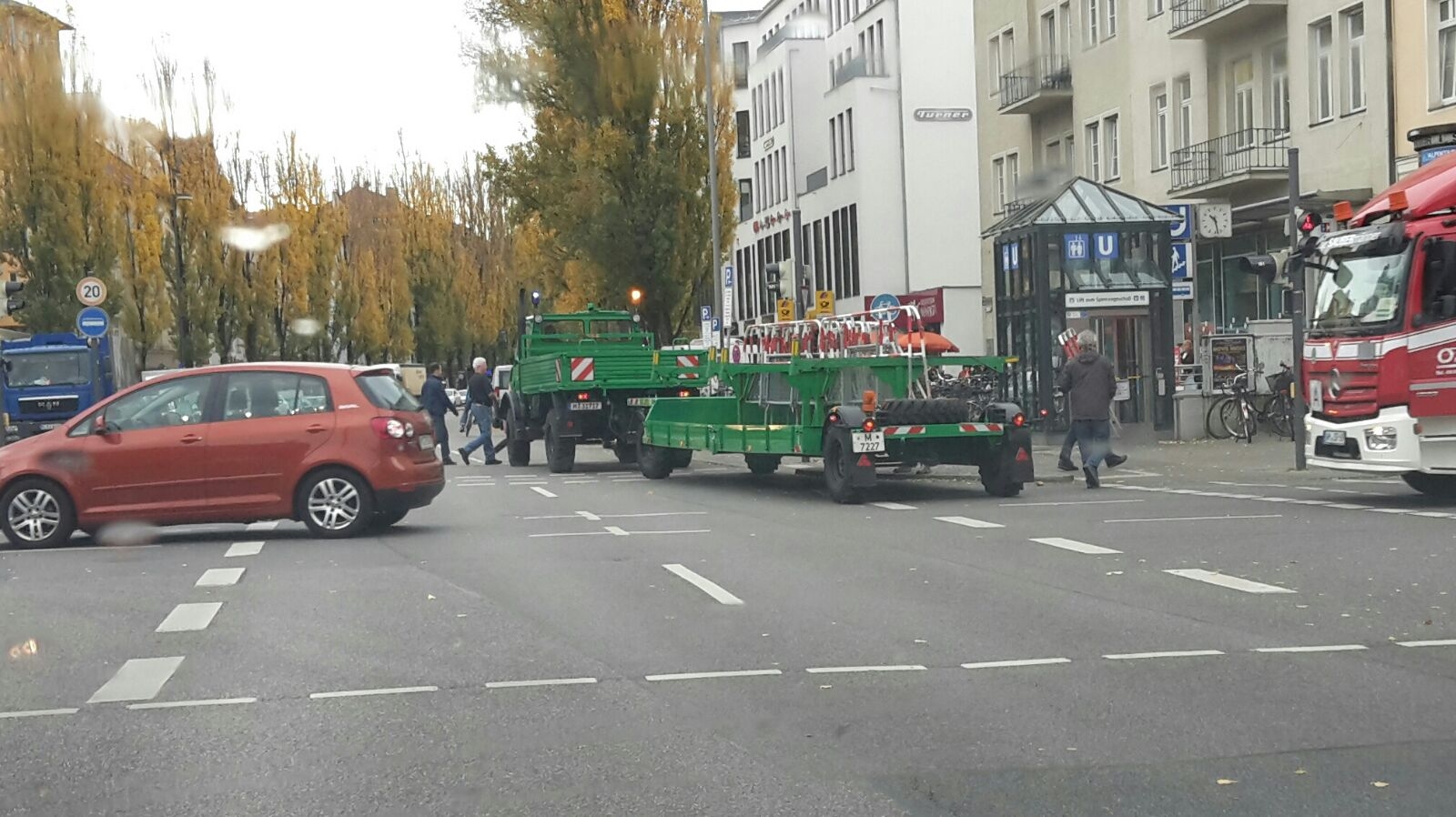 Die Sicherheitskräfte errichten schonmal Sperren auf der Leopoldstraße