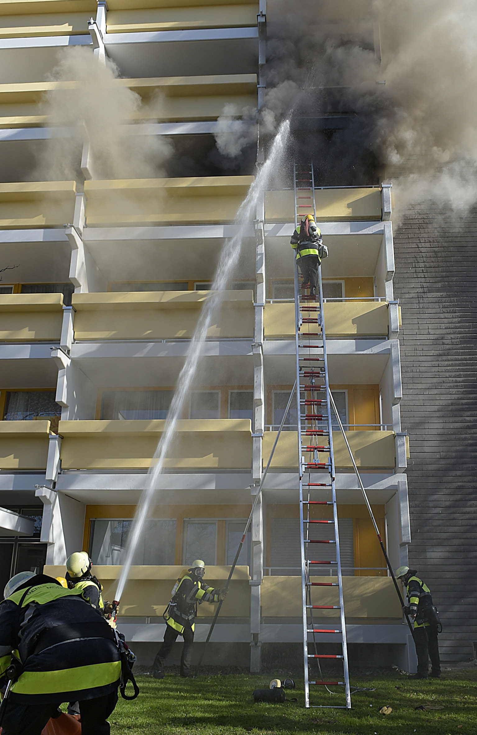 Die Feuerwehr löscht den Brand eines Wohnhauses, Foto: Berufsfeuerwehr München