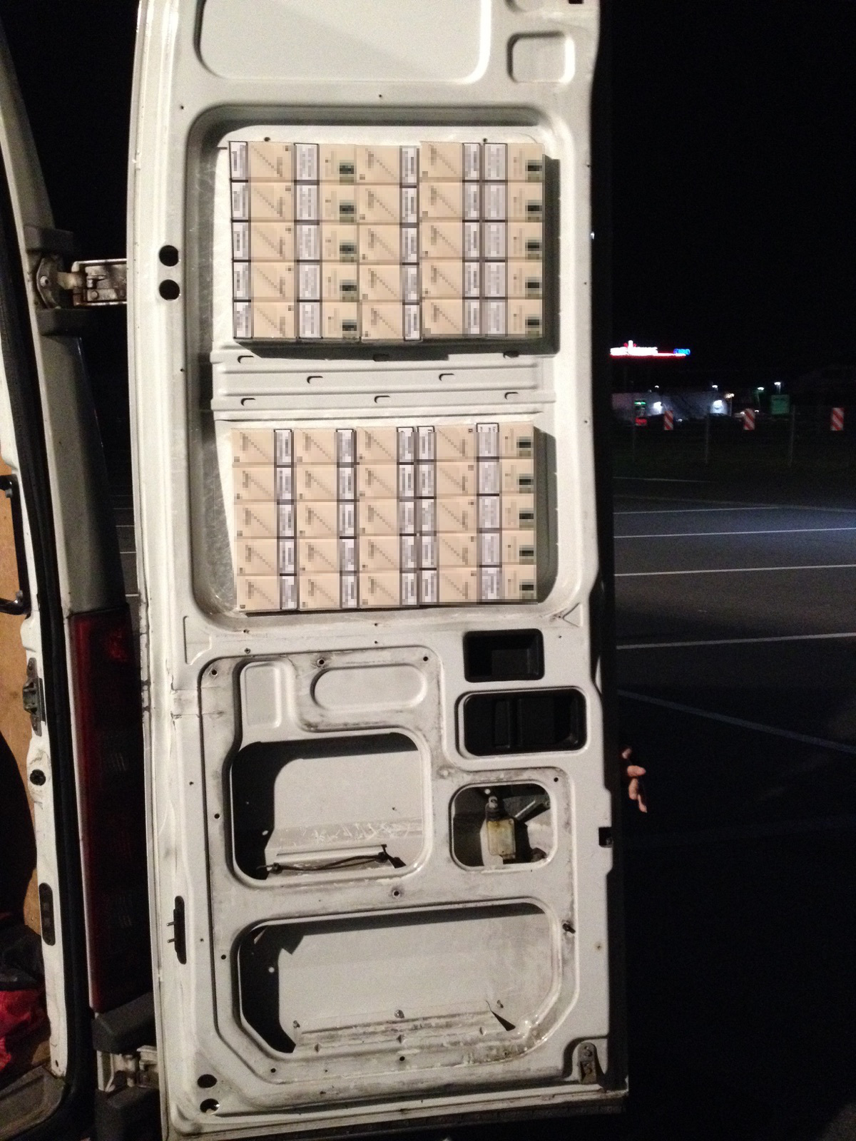 Zigarettenstangen im Innenraum eines Kleintransporters, Foto: Bundeszollverwaltung