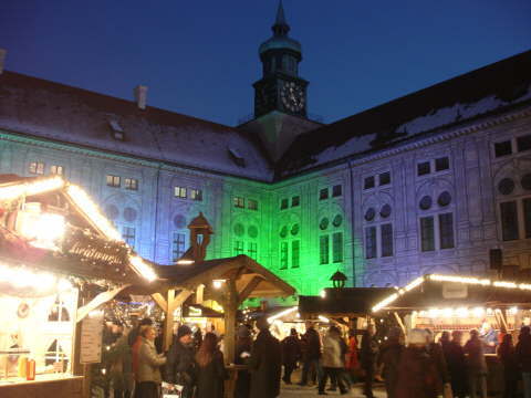weihnachtsdorf in der Residenz beleuchtet