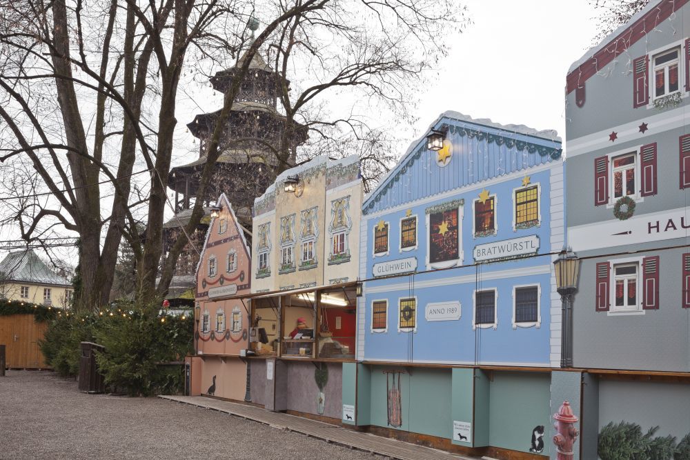 bunte standhäuschen auf weihnachtsmarkt am chinesischen turm mit chinesisichen turm im hintergund, Weihnachtsmarkt am Chinesischen Turm
