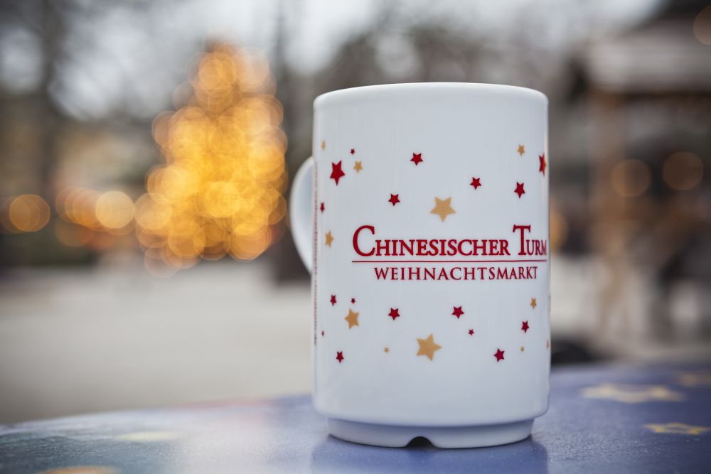 glühweintasse auf weihnachtsmarkt am chinesischen turm, Weihnachtsmarkt am Chinesischen Turm