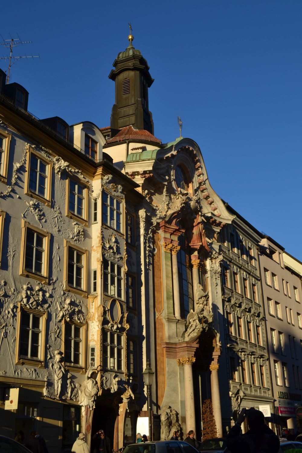 Asamkirche in der Sendlinger Straße von Asam gebrüder erbaut mit stukatoren und Ornamenten an der Außenfassade und dem heiligen Nepomuk über der Tür, Asamkirche Sendlinger Straße