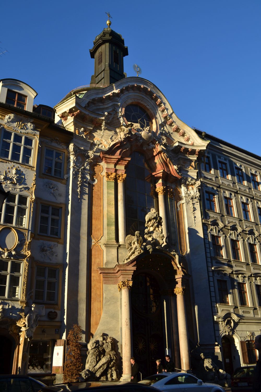 Asamkirche in der Sendlinger Straße von Asam gebrüder erbaut mit stukatoren und Ornamenten an der Außenfassade und dem heiligen Nepomuk über der Tür, Asamkirche Sendlinger Straße