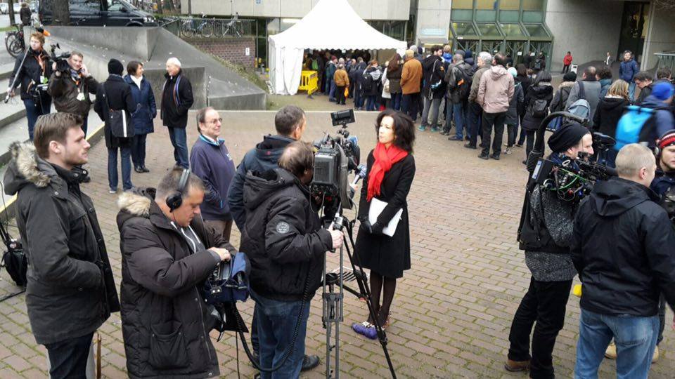 Zuschauerandrang vor dem Oberlandesgericht vor Zschäpes Aussage im NSU Prozess, Die Warteschlange vor dem Oberlandesgericht